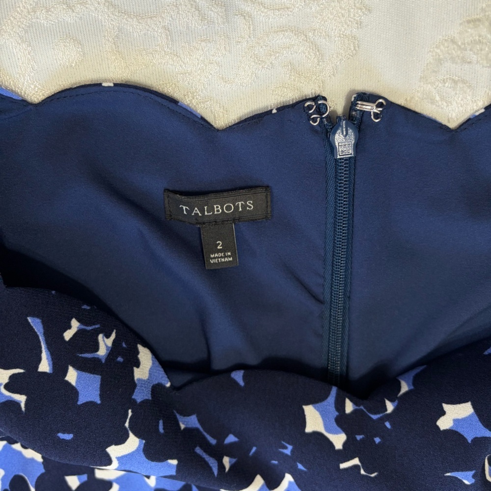 Talbots Floral Print Crepe Shift Dress With Scalloped Neckline Blue Size 2 - Picture 5 of 10